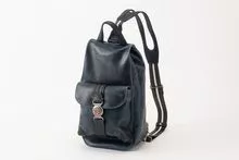 生产和分销带拉链、硬币钱包、活页夹和其他皮具的钱包。设计、生产和分配