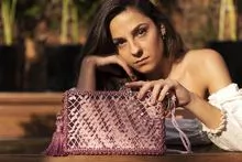 钩针带袋和比罗蕾丝与凯瑟琳缎纱