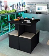 餐厅配有桌子和凳子