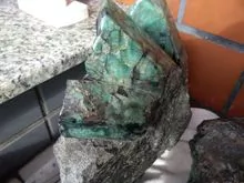 贵金属和石头。钻石、黄金、祖母绿和翠玉。