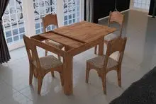 餐厅配有可伸缩桌子  