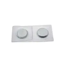 磁性缝在按钮上的永磁体，便于固定在衣服和袋子上，磁扣