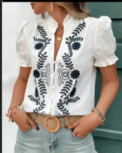 新款刺绣短袖衬衫，带纽扣和泡泡装饰