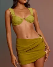 橄榄绿分体式比基尼套装（可定制款）：深 V 吊带比基尼套装 + 扭结镂空短裙 可定制可回收面料泳衣