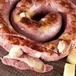 香肠配奇米丘里、培根和马苏里拉奶酪